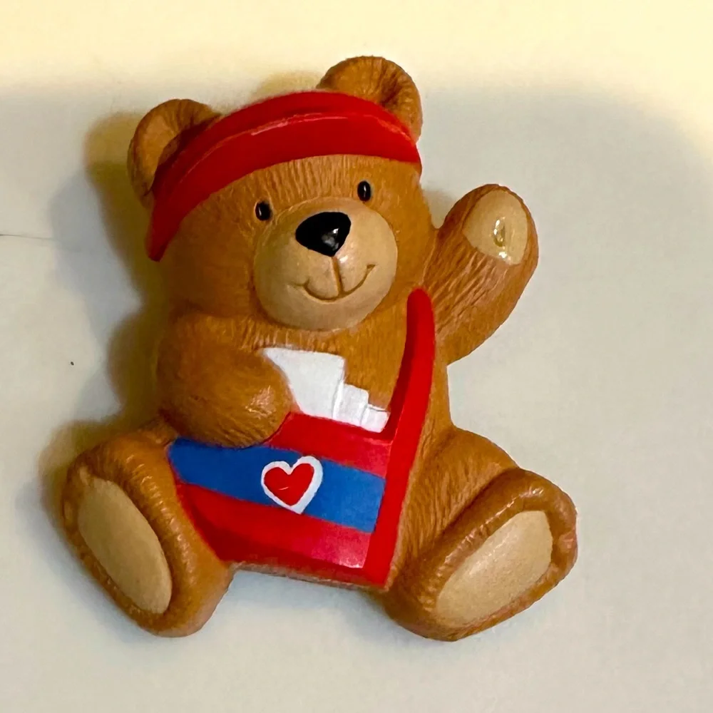 VTG 1990’s HALLMARK VALENTINE TEDDY BEAR MAILMAN BROOCH LOVE HEART JEWELRY 1.5”